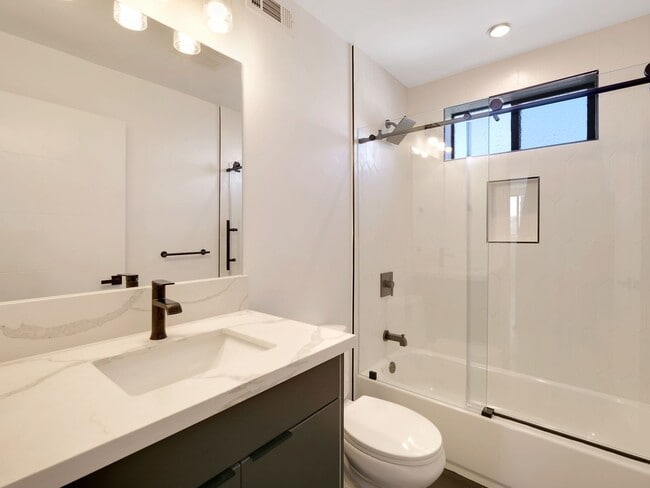 Building Photo - Massive 4 & 5 Bed Luxury Townhomes
