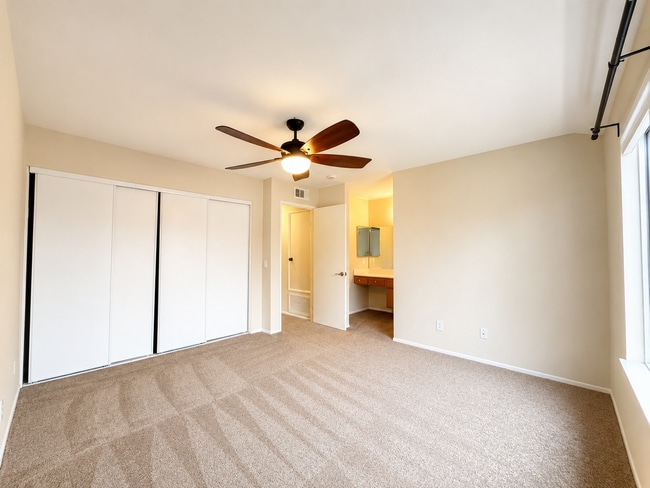 Building Photo - Beautiful 2 Bedroom Condo with fresh paint, flooring for Rent