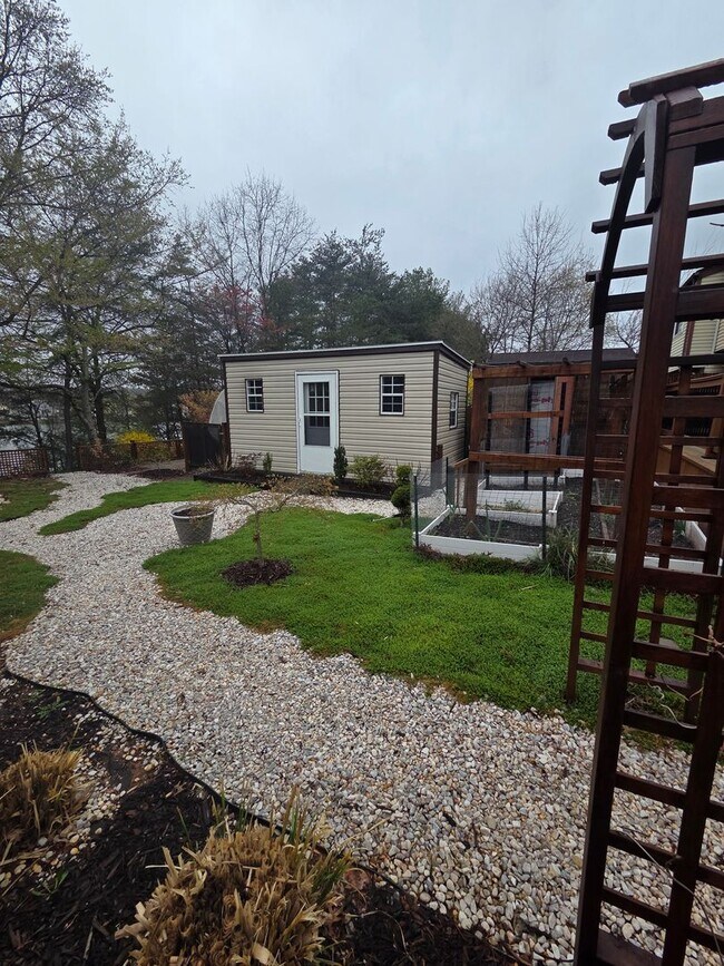 Building Photo - Serene Living in a Quiet Lakeside Community