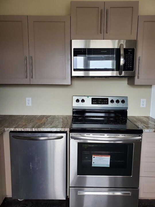 Kitchen Appliances - 256 E Broadway