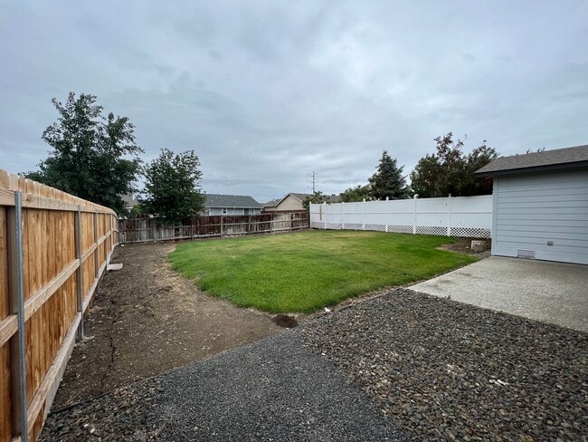 Building Photo - 3 Bedroom Home - Newly Renovated!