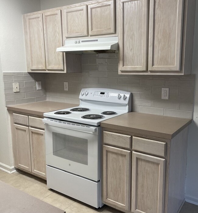 Building Photo - Lovely 3 Bed/2 Bath home in the Inverness (River Oaks)!