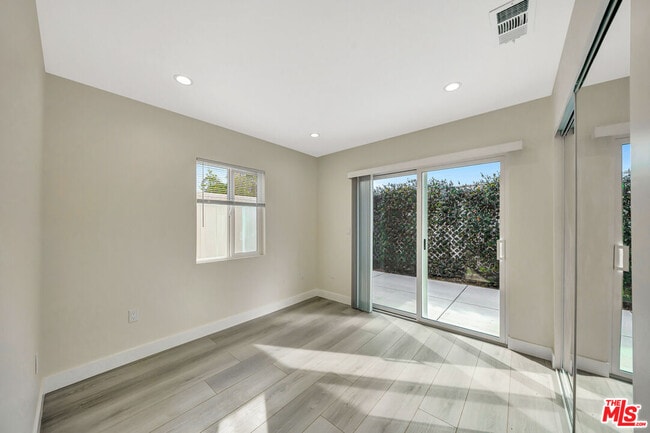 Building Photo - 10953 Whitegate Ave