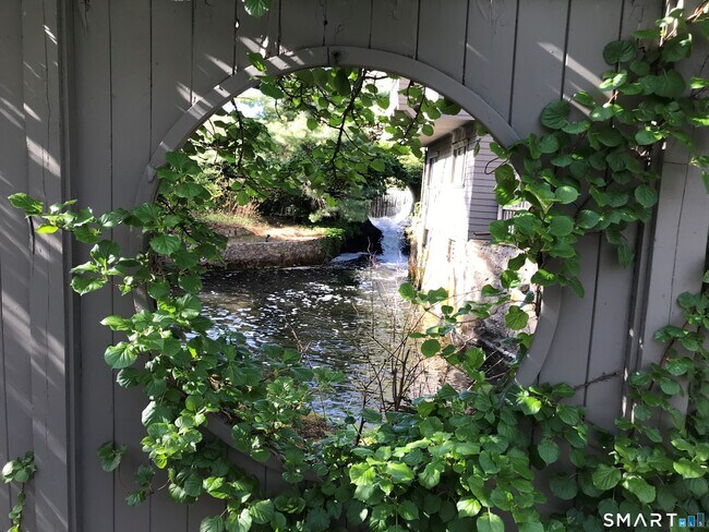 Building Photo - 369 Ethan Allen Hwy