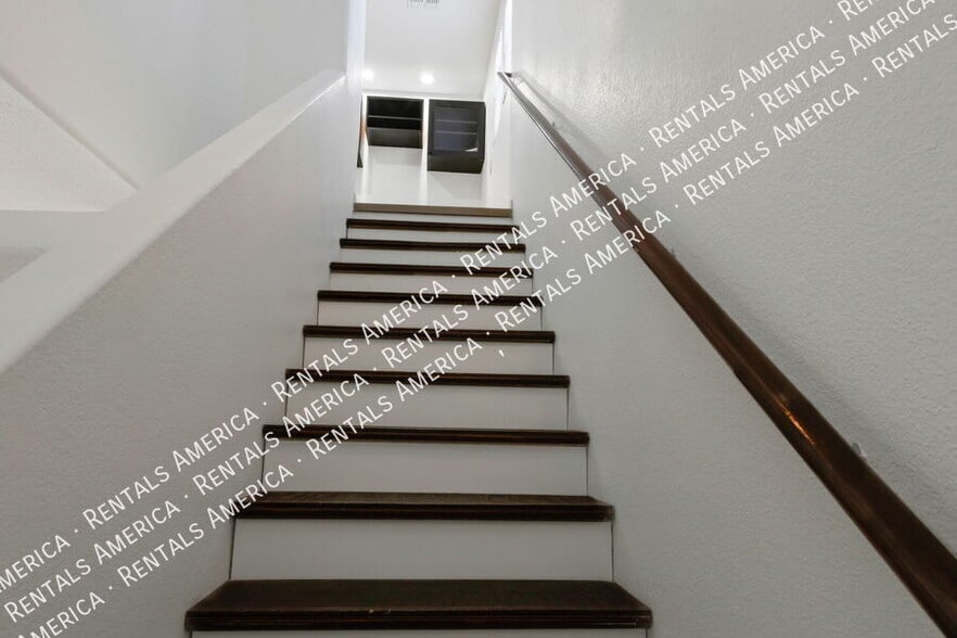 Building Photo - 1300 S Loback Ln