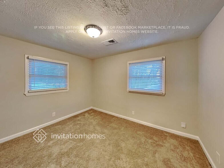 Building Photo - 300 Banberry Dr SE