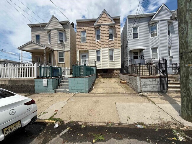 Building Photo - 381 Liberty Ave