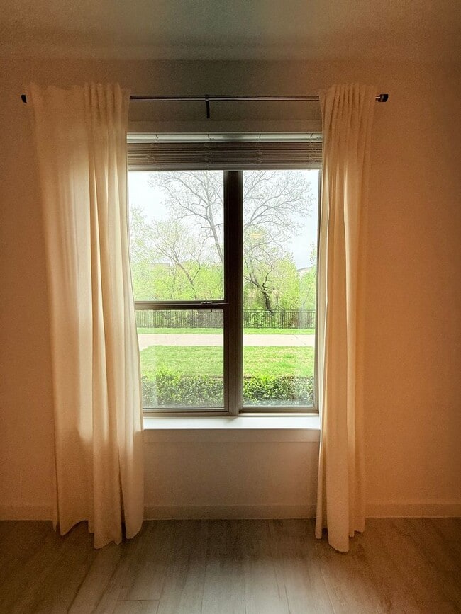 Building Photo - AVAILABLE NOW -Stunning 3-Bedroom Townhome Overlooking Greenbelt in Plano ISD 600 Collier Drive