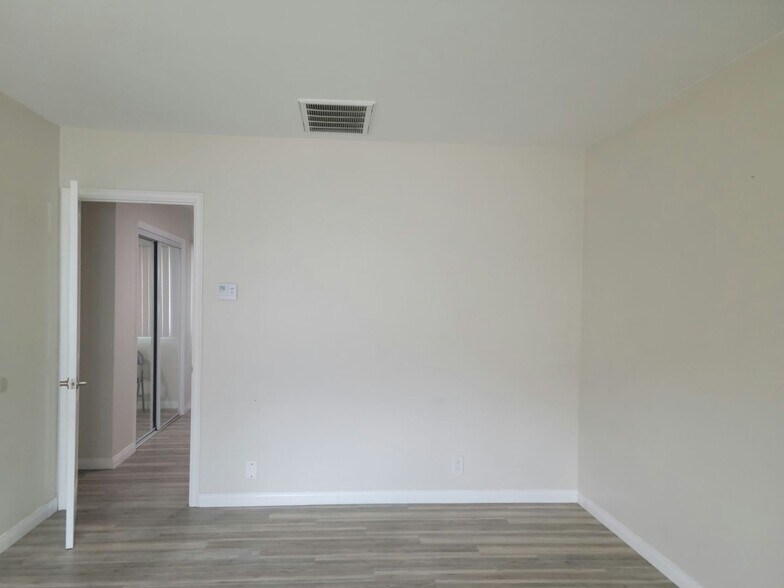 Building Photo - 619 S Grevillea Ave