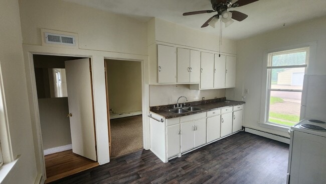 Building Photo - 2 Bedroom, 1 Bathroom with Laundry & Off Street Parking - Available August 1st!