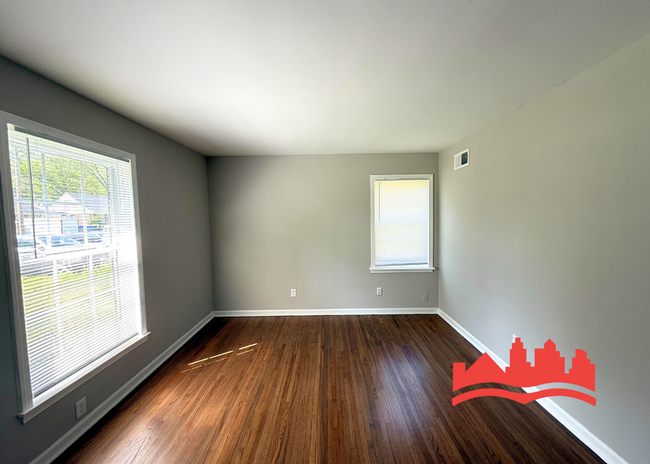 Building Photo - Welcome to this spacious 5-bedroom house