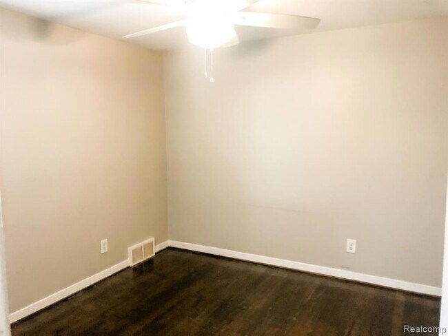 Building Photo - 721 N Eton St