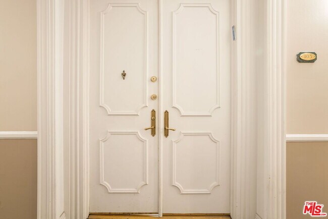 Building Photo - 930 N Doheny Dr