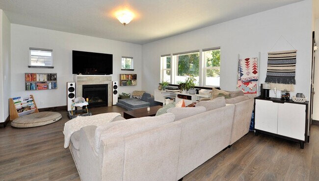 Building Photo - Canfield Mountain 3 bed 2.5 bath with loft...