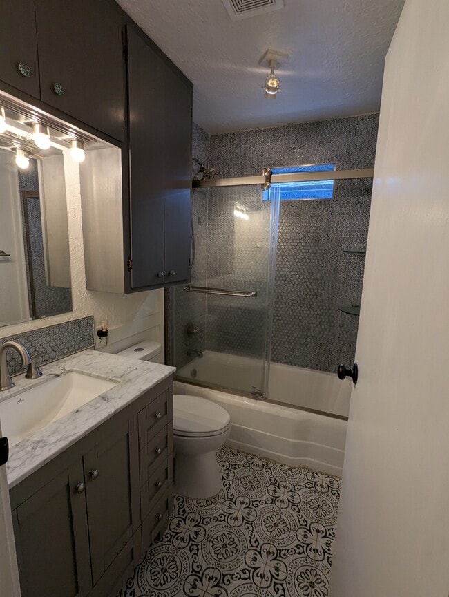 Building Photo - 455 NE Clay Ave