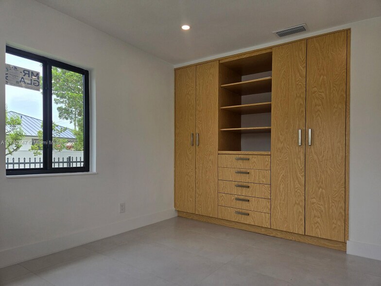 Building Photo - 5152 SW 6th St