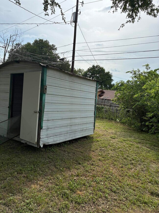 Building Photo - 1112 Northwood Dr