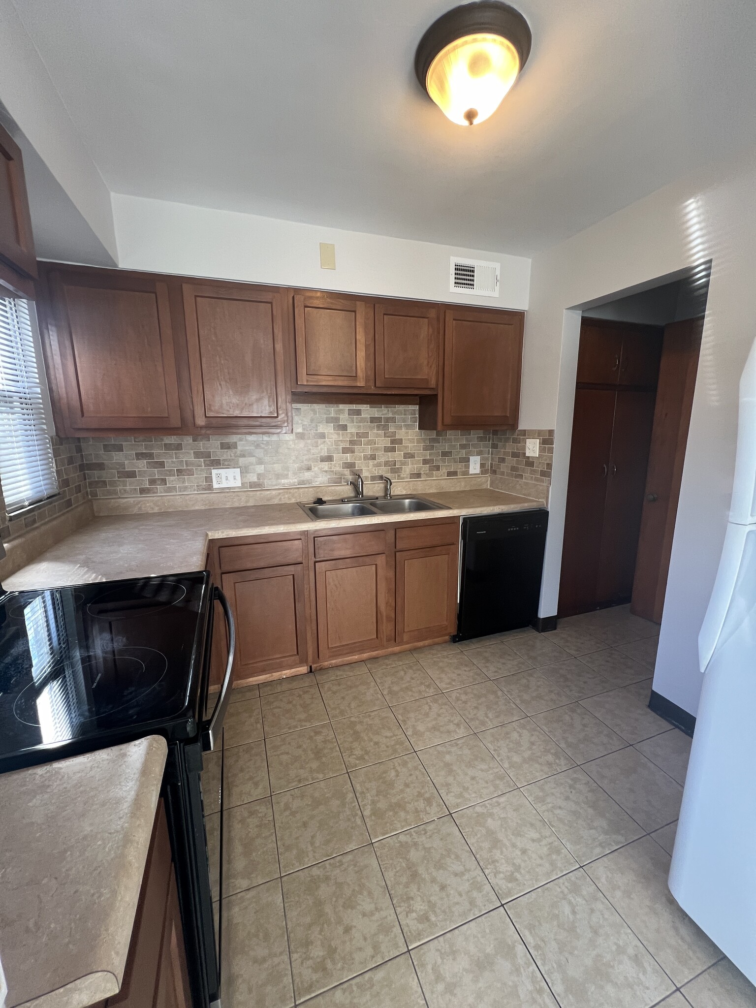 Building Photo - 1324 Meadow Rd