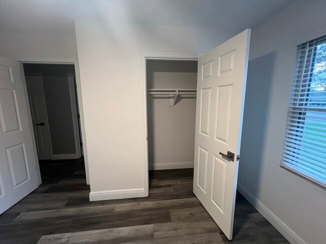 Building Photo - 317 Parkwood Dr