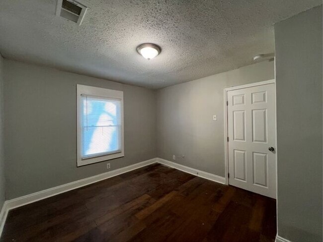 Building Photo - 433 Carpenter St