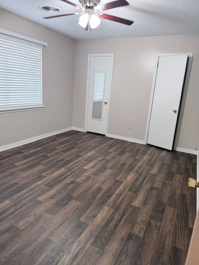 Building Photo - 2728 Encino Ave