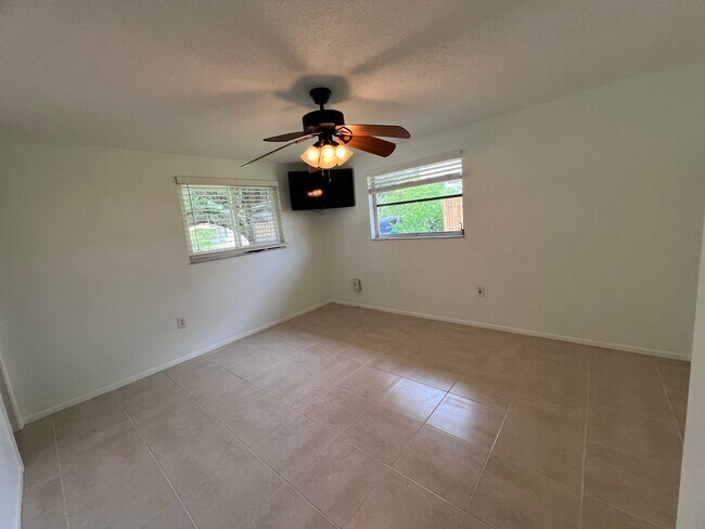 Building Photo - ** Annual ** 2 Bed / 2 Bath ** Single Fami...