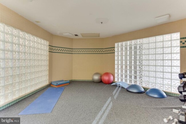 Building Photo - 1625 International Dr