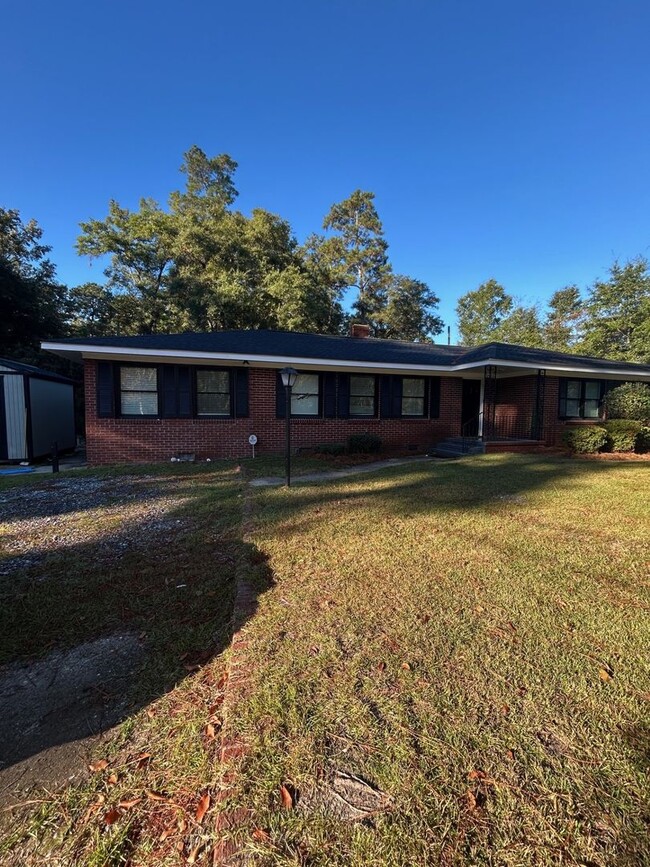 Building Photo - Beautiful updated 4 Bedroom, 3 Bath Ranch ...