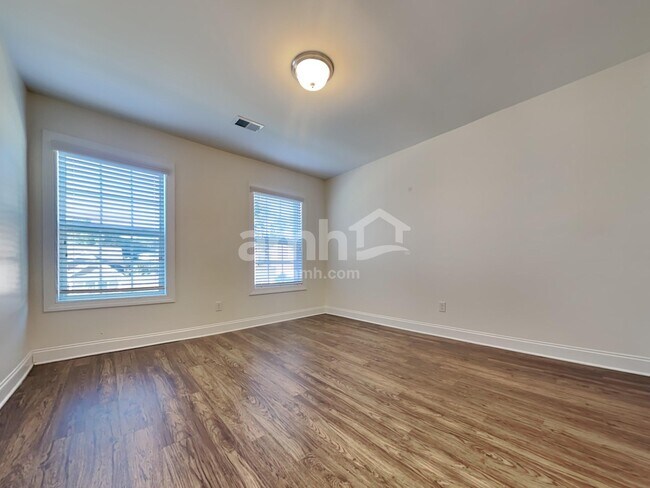 Building Photo - 111 Doral Blue Dr