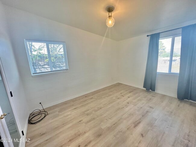 Building Photo - 227 S Ave B