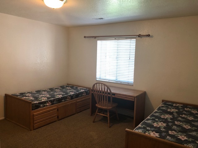 Large Shared Room - 72 880 N