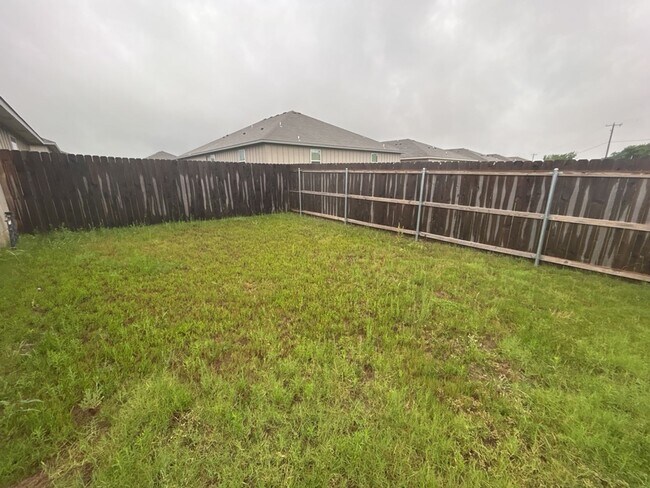 Building Photo - AVAILABLE NOW!