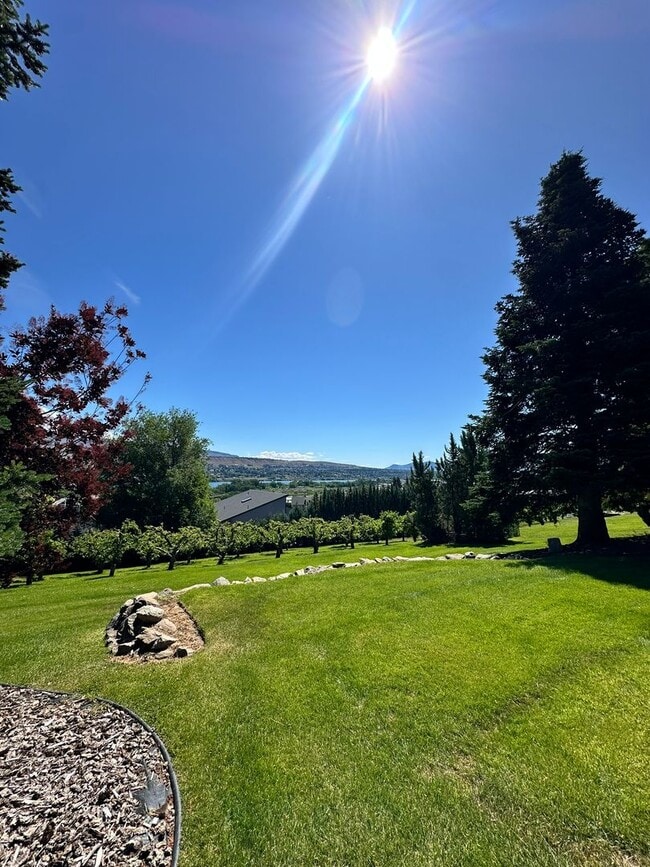 Building Photo - Stunning 3 Bedroom and 3 Bathroom Home, La...