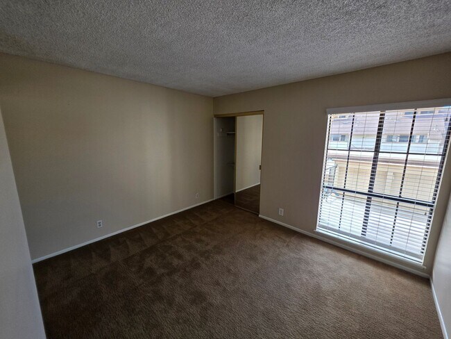 Building Photo - Beautiful Upgraded "Westside" Condo!