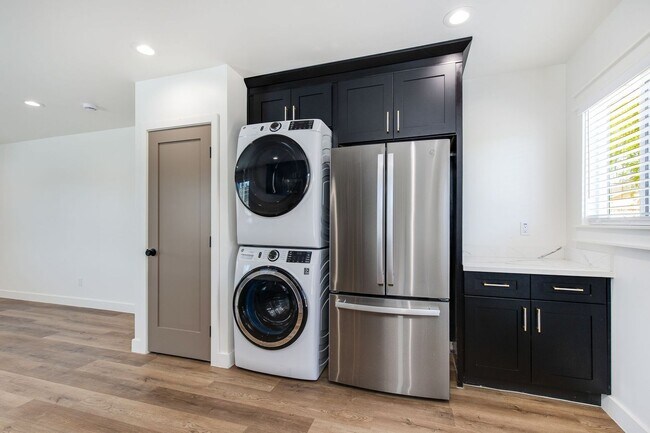 Building Photo - 1329