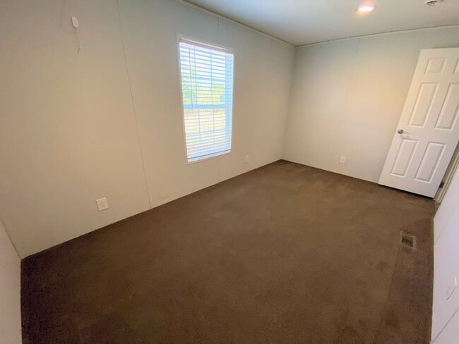 Building Photo - Spacious 3 Bedroom Mobile Home for Rent in...