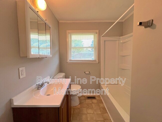 Building Photo - 1529 Newcastle St