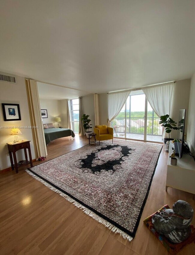 Building Photo - 2500 NE 135th St