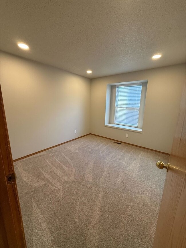 Building Photo - Newly Renovated 3B/2Ba Home in Quiet Neighborhood!