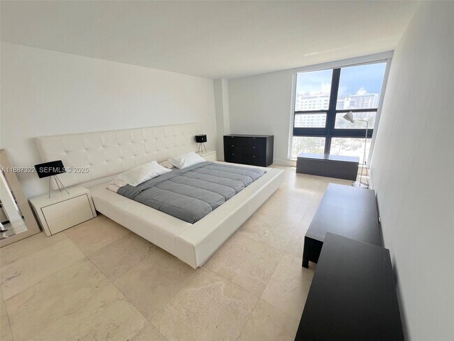 Building Photo - 1800 Collins Ave