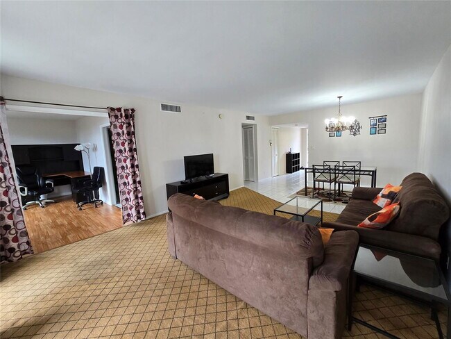 Building Photo - 605 Oaks Dr