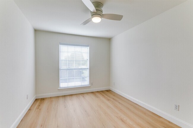 Building Photo - 1620 Greenway Dr