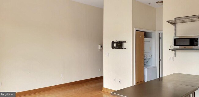 Building Photo - 326 8th St NE