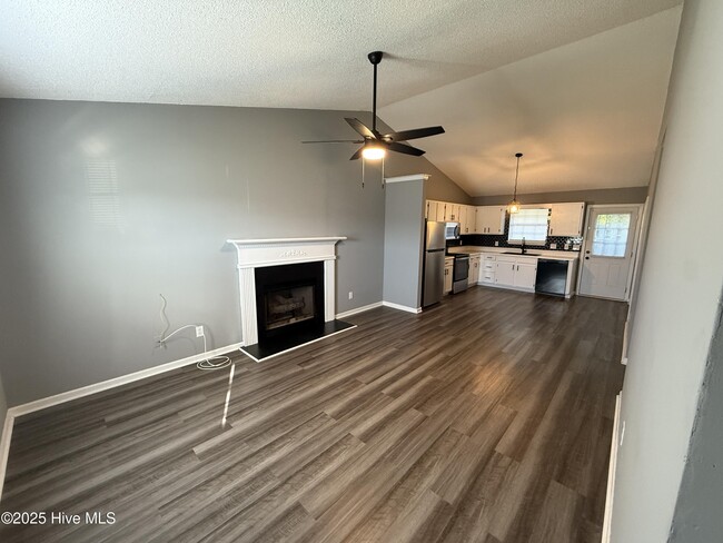 Building Photo - 1200 Peyton Cir