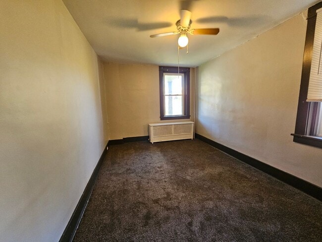 Building Photo - Spacious 3 bedroom 1 bathroom Apartment for rent!