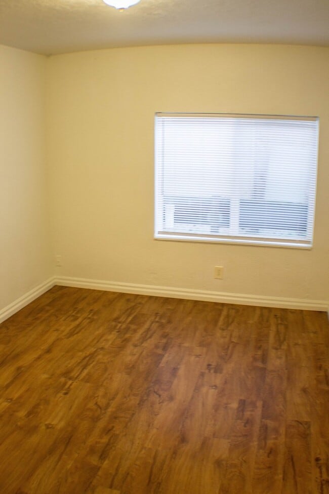 Building Photo - Berg- TriPlex on Lee St SE #10095