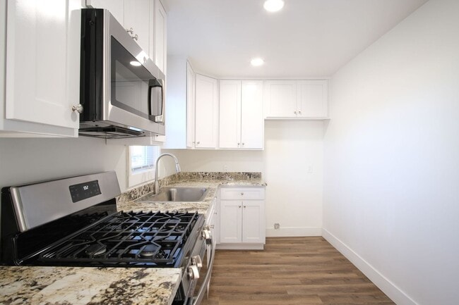Building Photo - 3 Bedroom 1 Bath -Available NOW