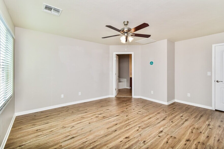 Building Photo - 6721 S May Fly Dr