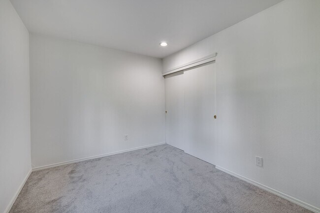 Building Photo - Updated 4 bed 2.5 bath in Sammamish!
