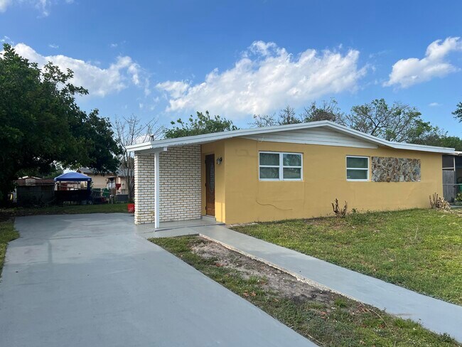 Building Photo - 5721 SW 38th St